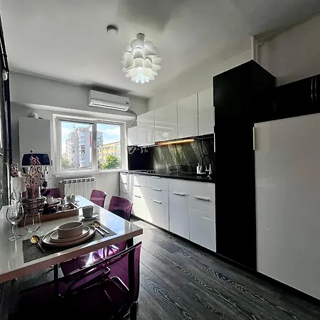 Flh Liberty - 2 Queen Beds, Balcony & Free Parking شقة