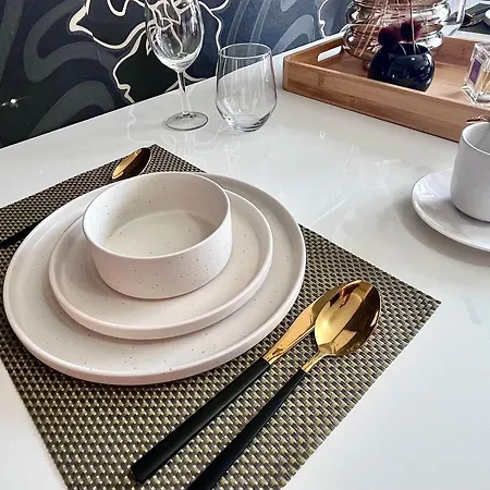 Flh Liberty - 2 Queen Beds, Balcony & Free Parking شقة