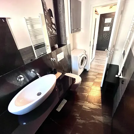 Flh - Liberty With Balcony & Free Parking Apartment *