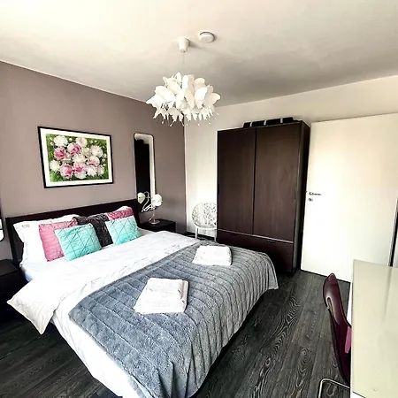 Flh - Liberty With Balcony & Free Parking Apartment *