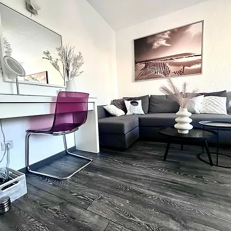 Flh - Liberty With Balcony & Free Parking Apartment *
