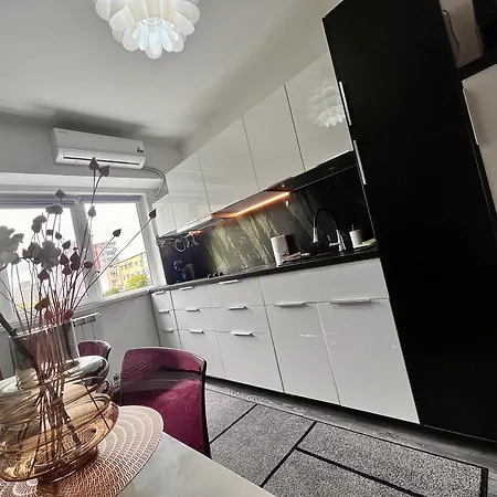 Flh - Liberty With Balcony & Free Parking Apartment *