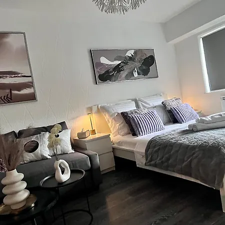 Flh Liberty - 2 Queen Beds, Balcony & Free Parking شقة