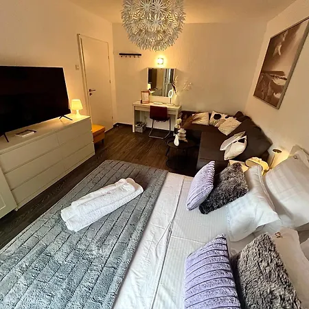 Flh Liberty - 2 Queen Beds, Balcony & Free Parking شقة