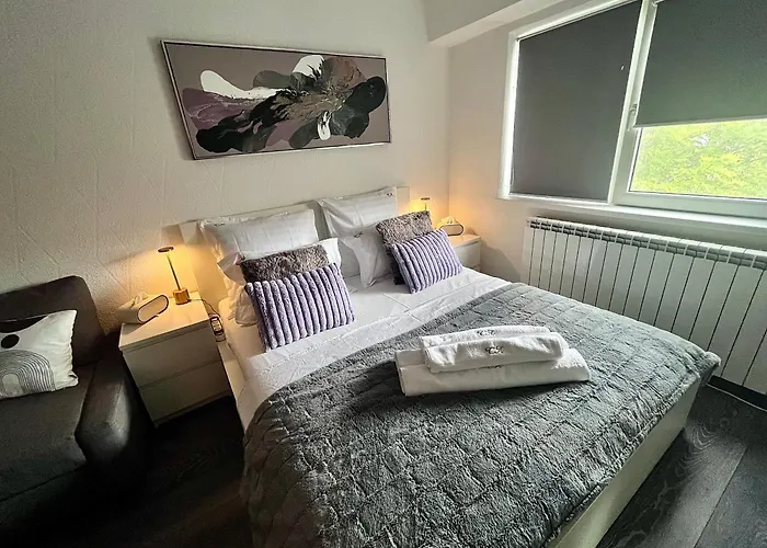 Flh Liberty - 2 Queen Beds, Balcony & Free Parking アパート